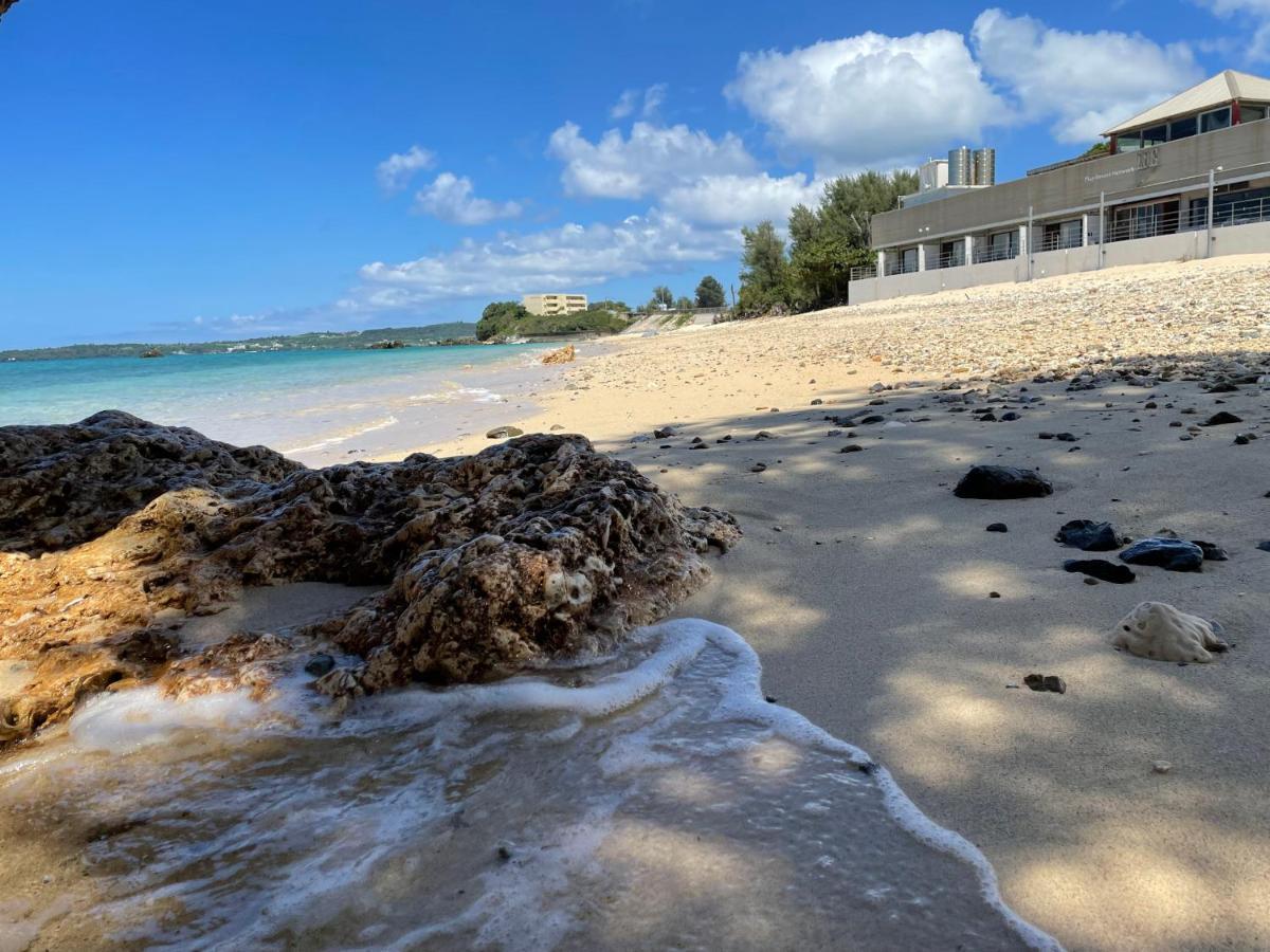 Hotel y Restaurante On The Beach Lue Motobu Exterior foto