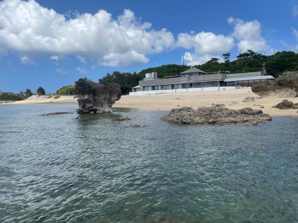 Hotel y Restaurante On The Beach Lue Motobu Exterior foto