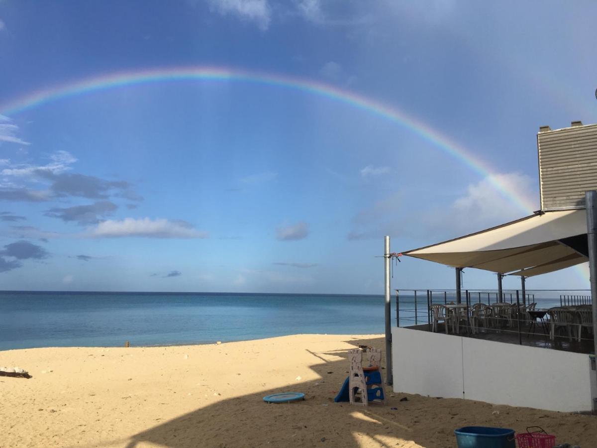 Hotel y Restaurante On The Beach Lue Motobu Exterior foto